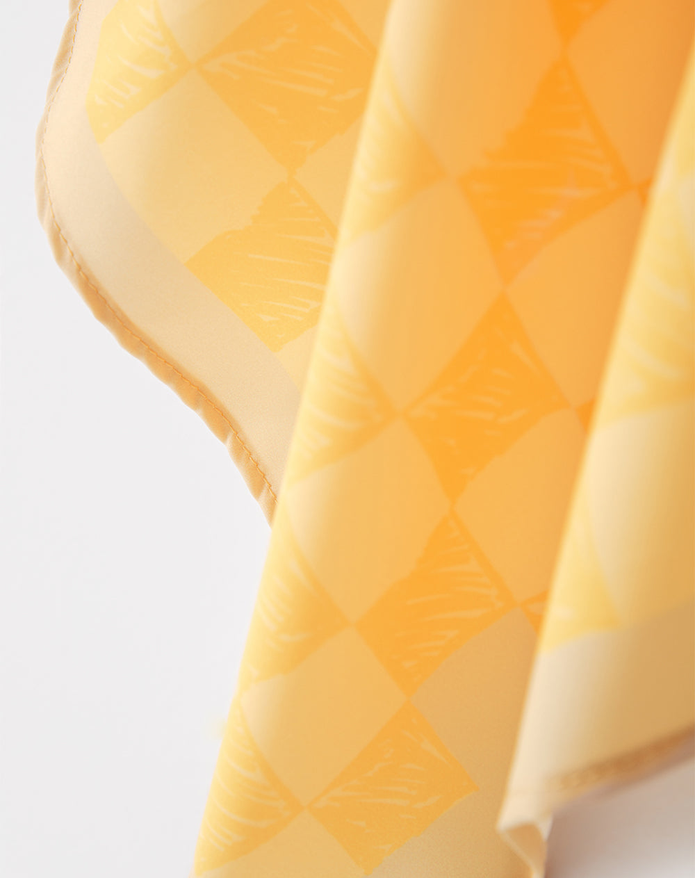 Pañuelo satinado amarillo estampado