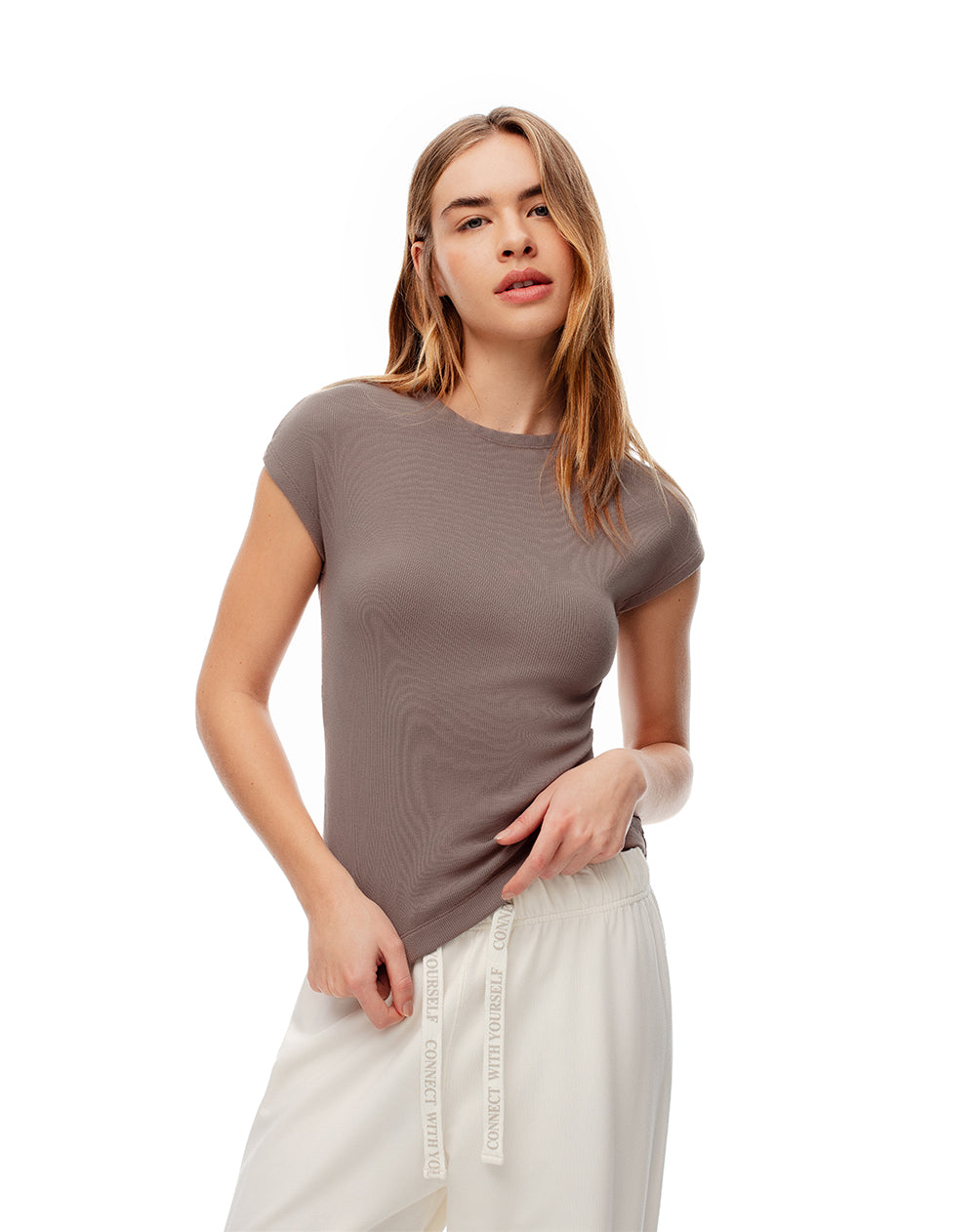 Camiseta slim fit manga corta café