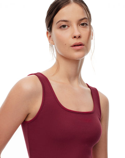 Camiseta slim fit vinotinto