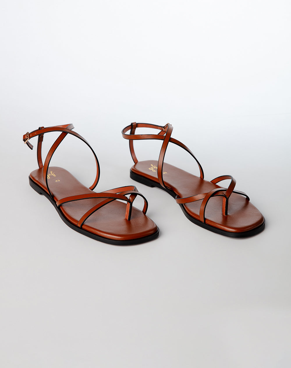 Sandalias planas café mujer