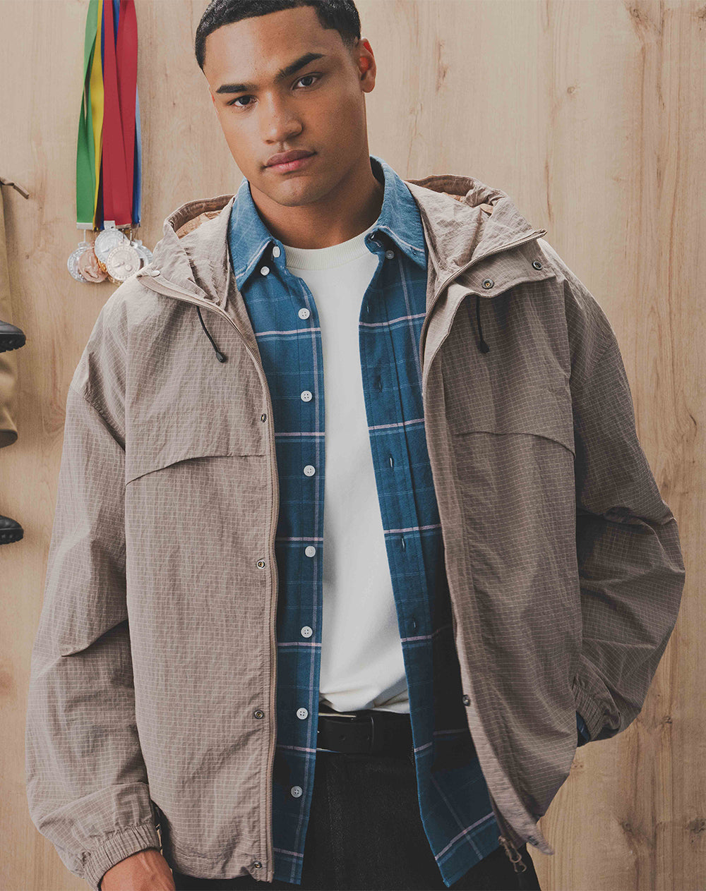 Chaqueta rompevientos café cuadros hombre