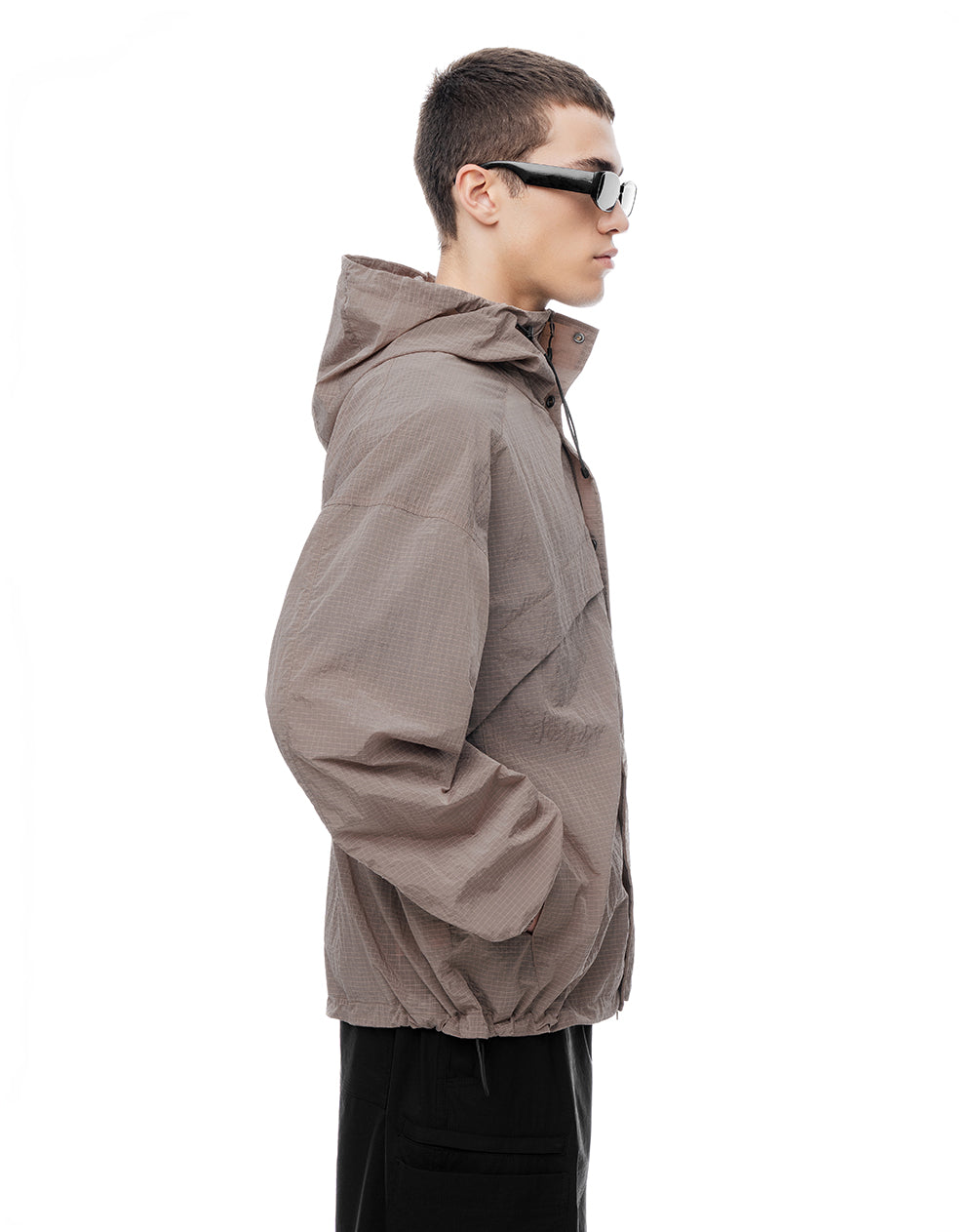 Chaqueta rompevientos café cuadros hombre