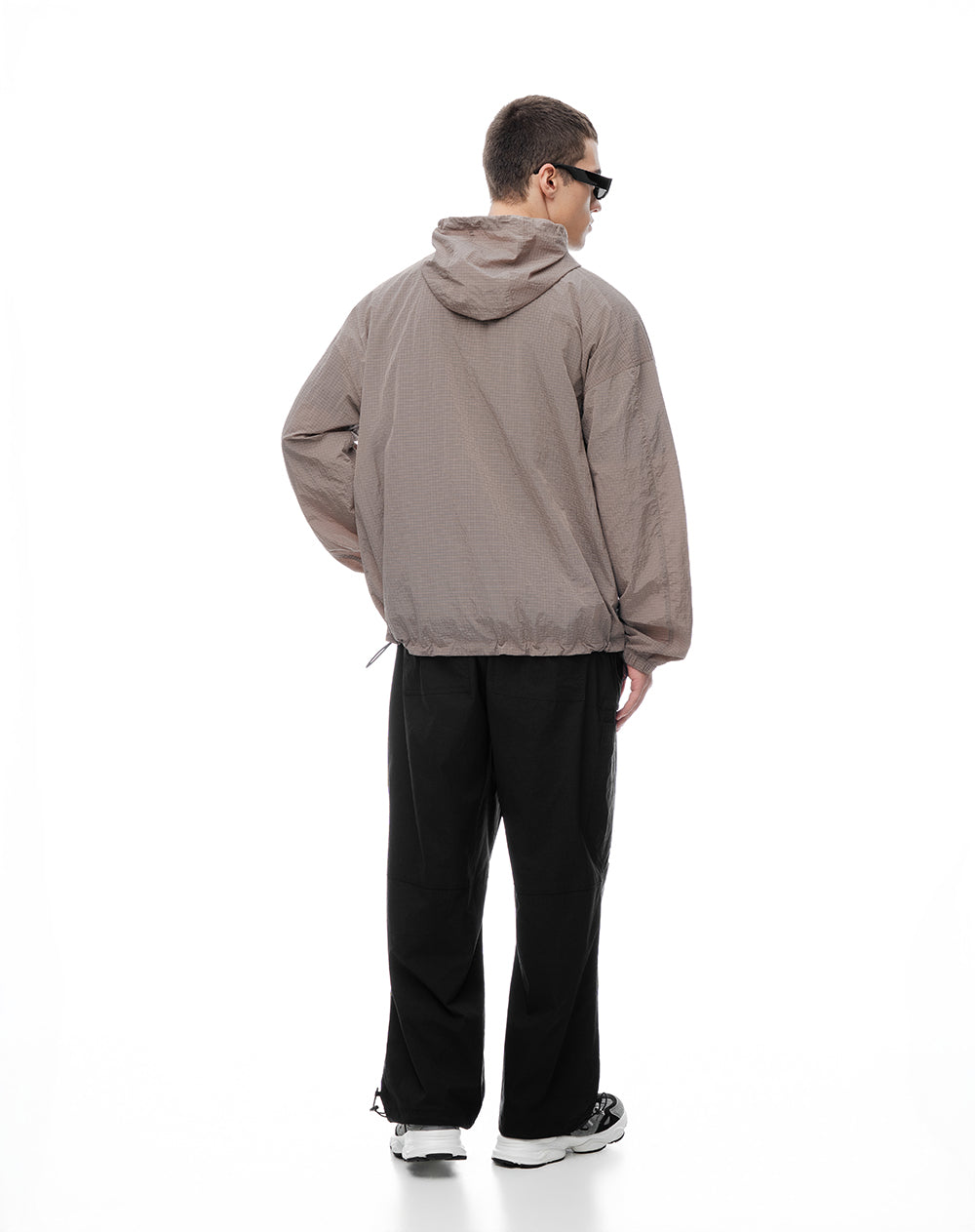 Chaqueta rompevientos café cuadros hombre