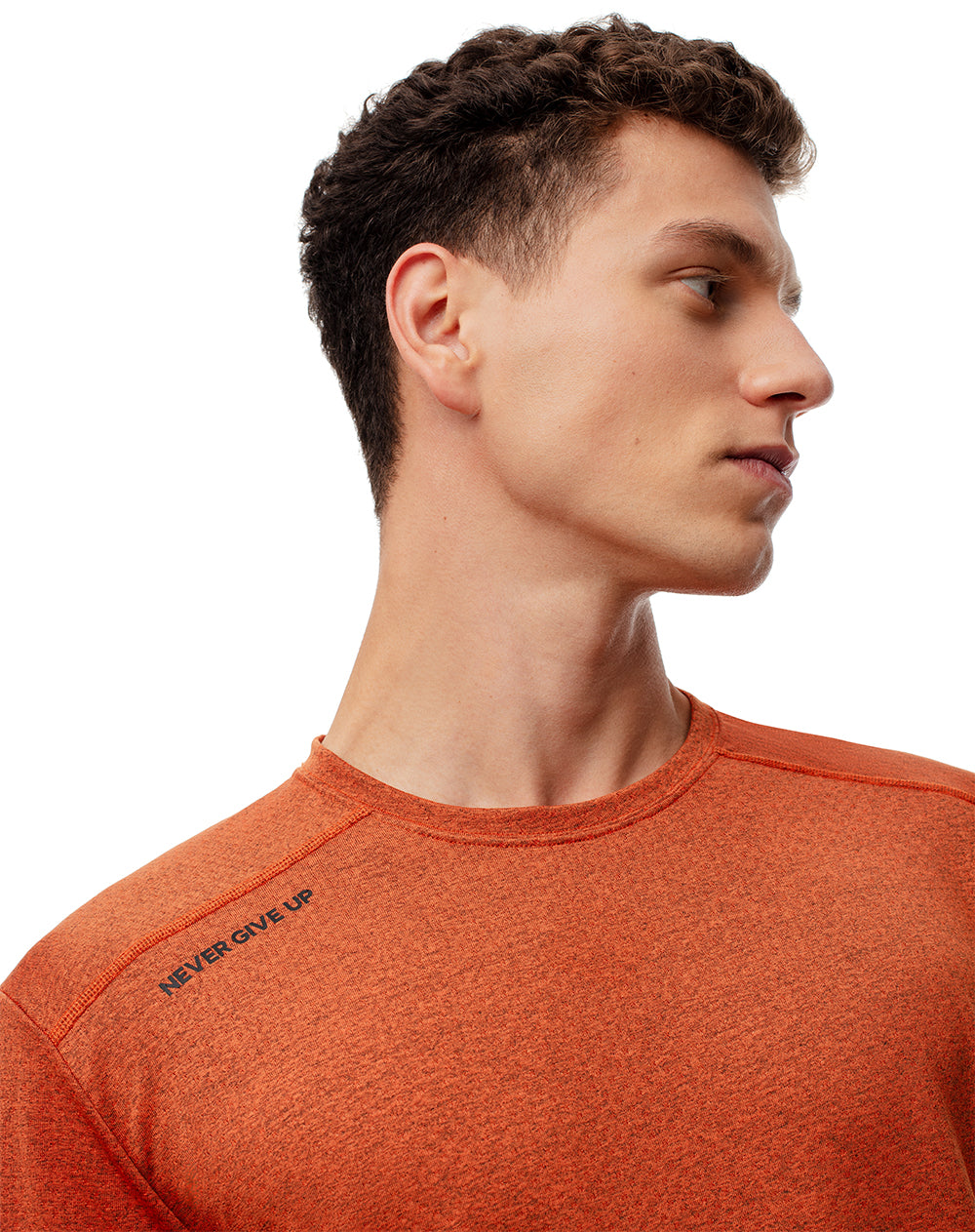 Camiseta deportiva control humedad naranja hombre