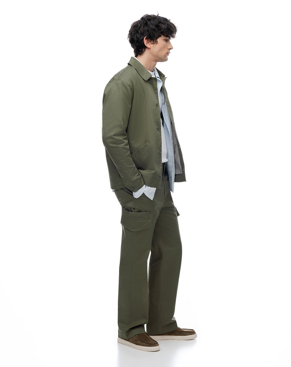 Pantalón tipo chino regular tiro medio verde oliva hombre