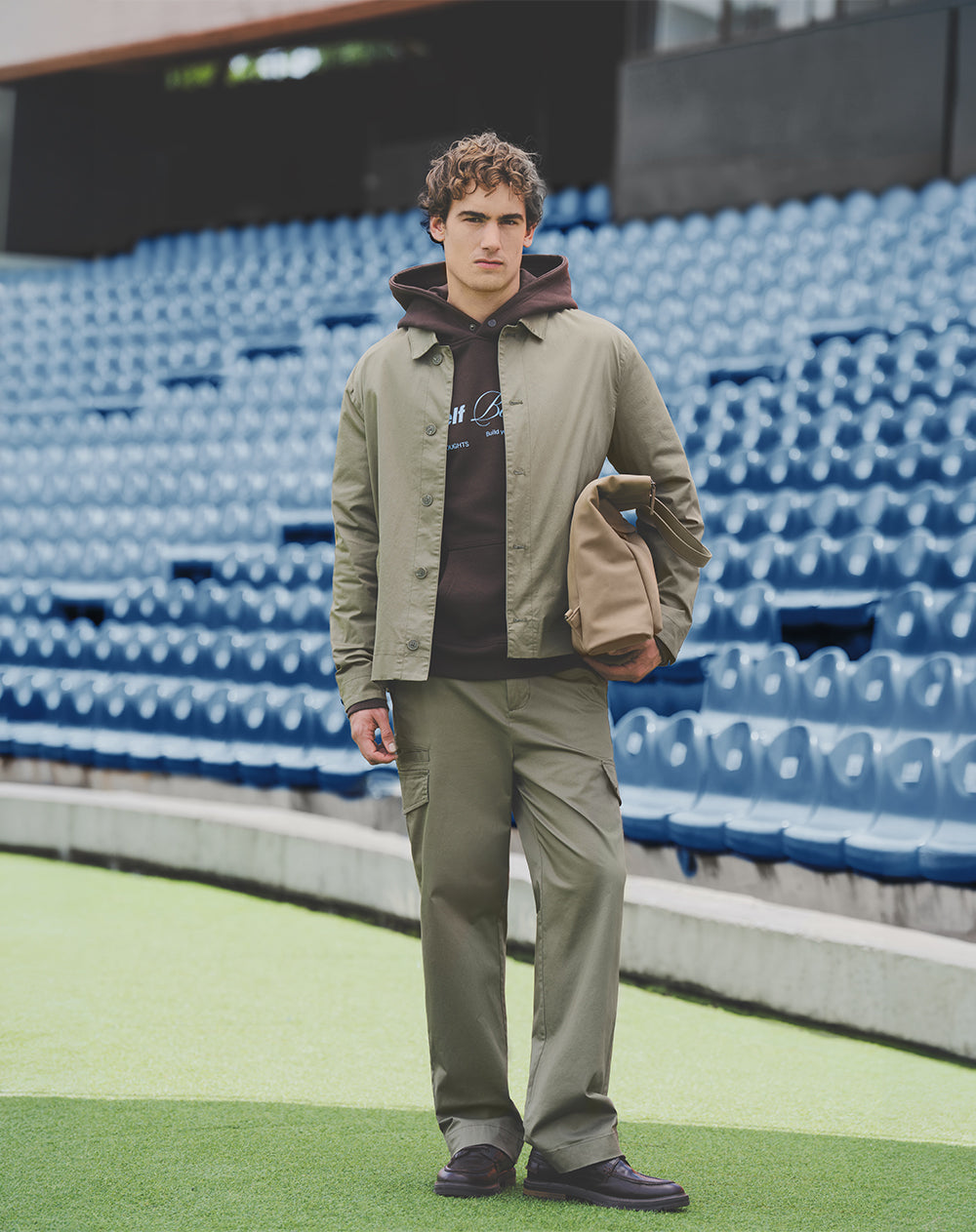 Pantalón tipo chino regular tiro medio verde oliva hombre