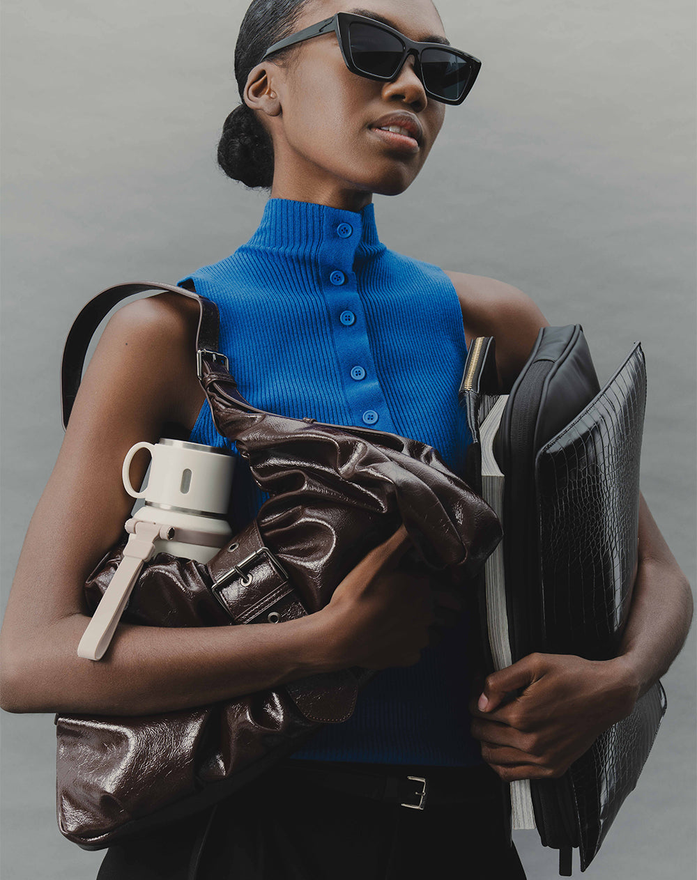 Bolso baguette fruncido café mujer