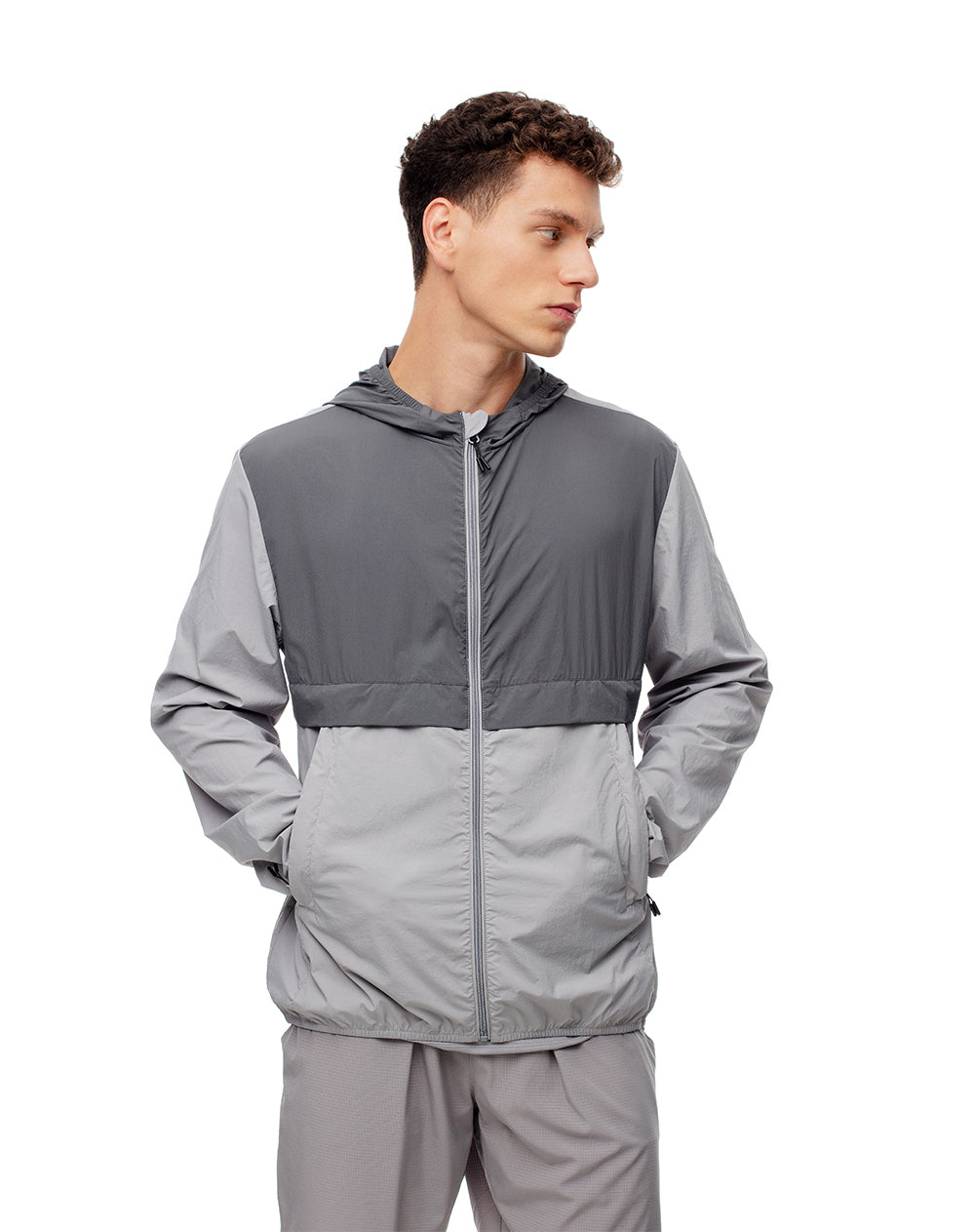 Chaqueta rompevientos gris hombre
