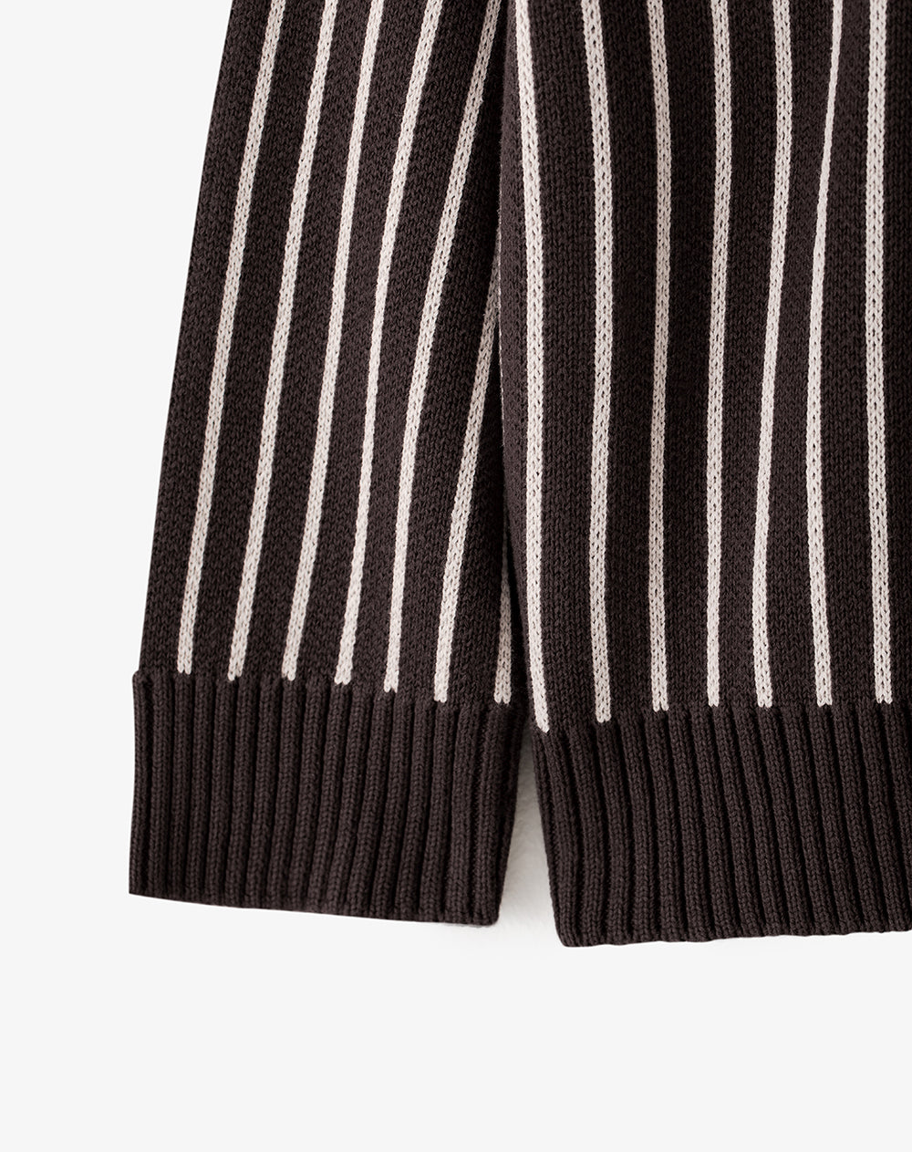 Buzo relaxed fit cafe rayas