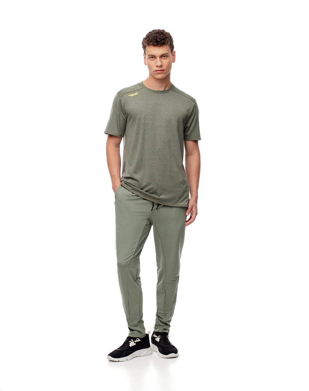 Pantalón deportivo control humedad verde hombre
