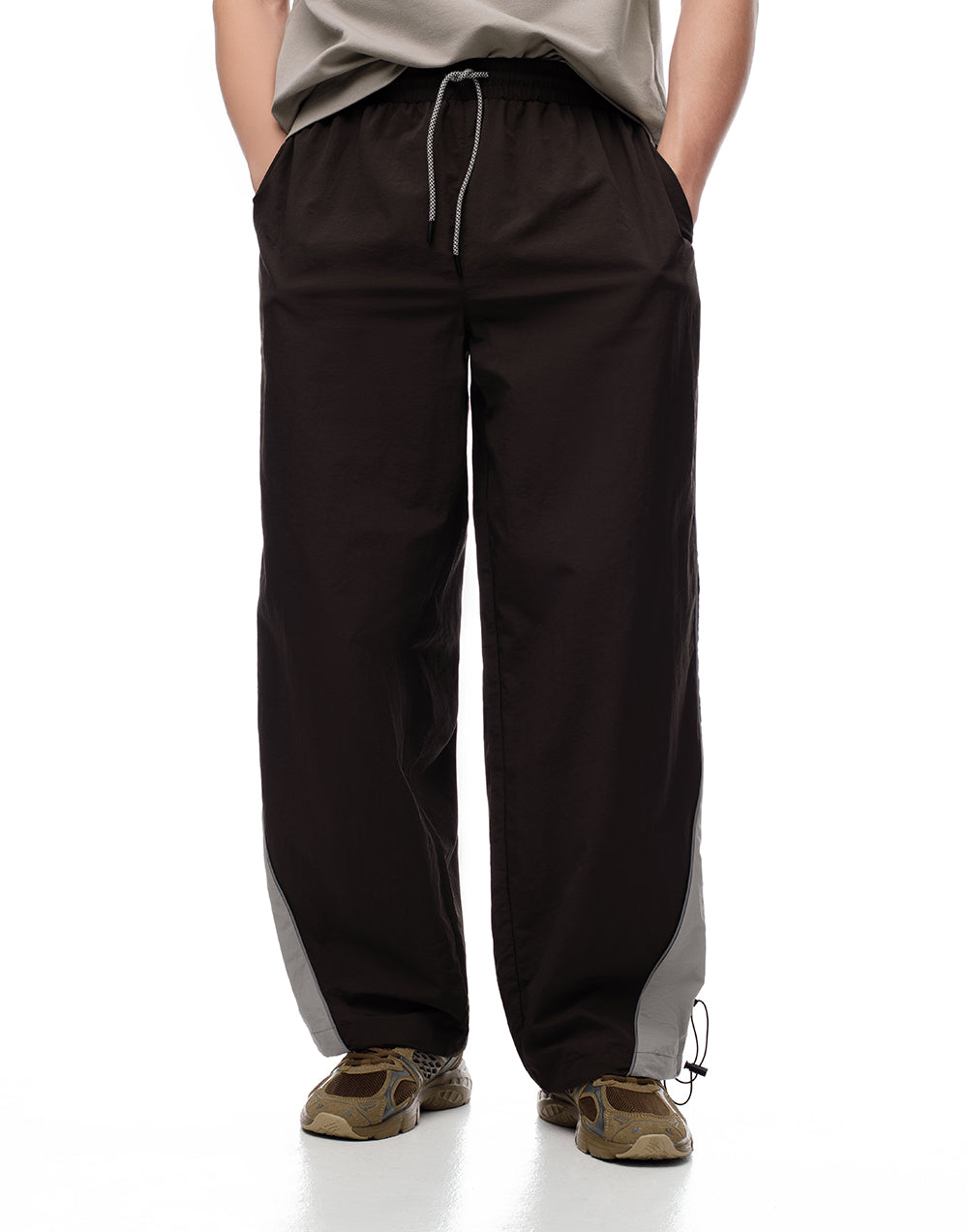 Pantalón oversized fit tiro medio cafe bloques