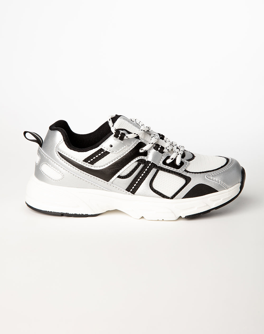 Tenis deportivos plateados niño