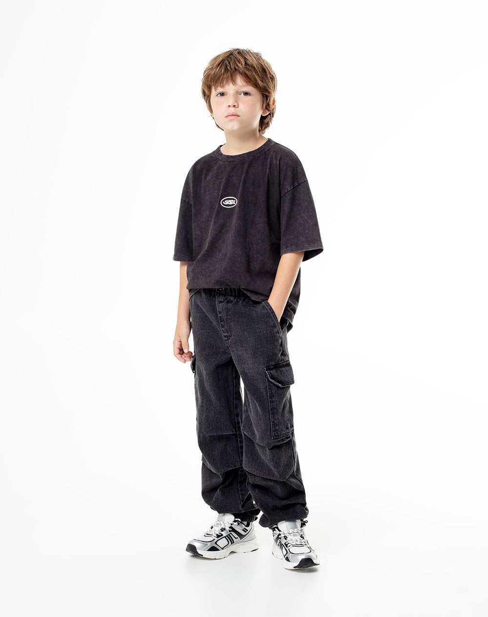 Pantalón tipo jogger denim gris niño