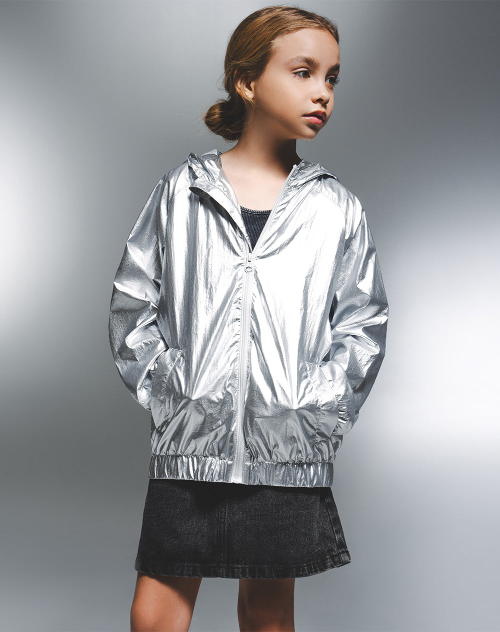 Chaqueta rompevientos metalizada niña