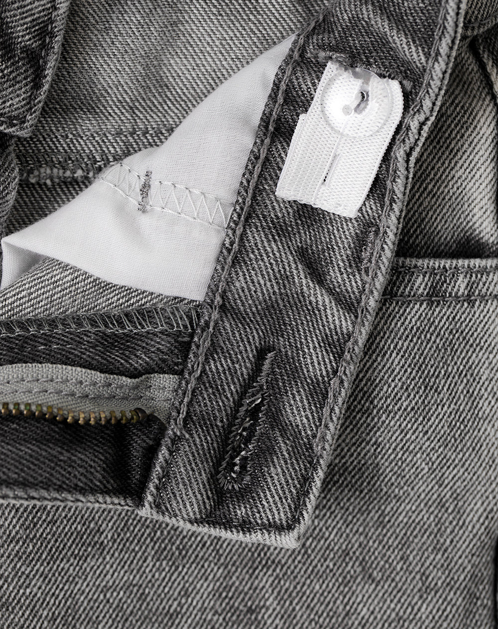 Jean mom fit fit tiro medio denim gris