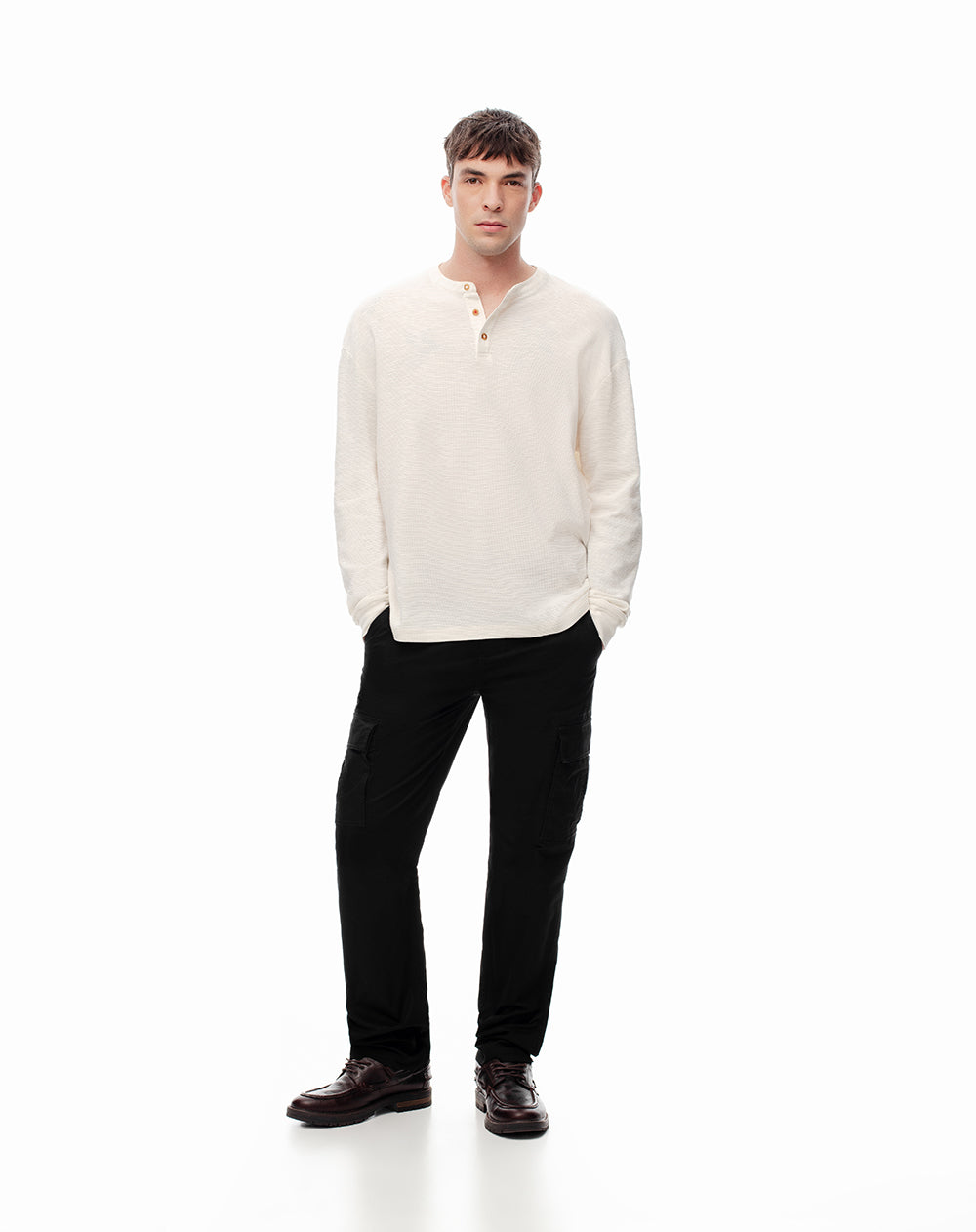 Pantalón slim fit tiro medio negro