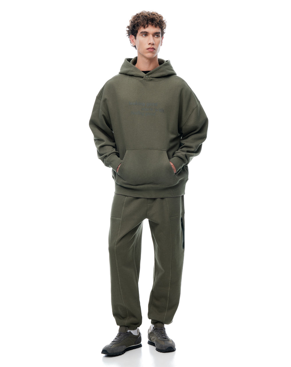 Jogger regular tiro medio café hombre