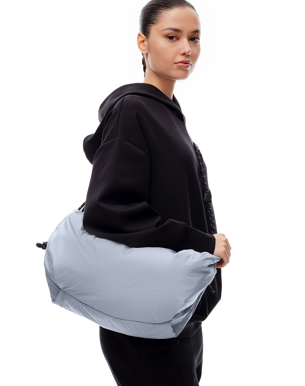 Bolso deportivo tipo hobo gris mujer