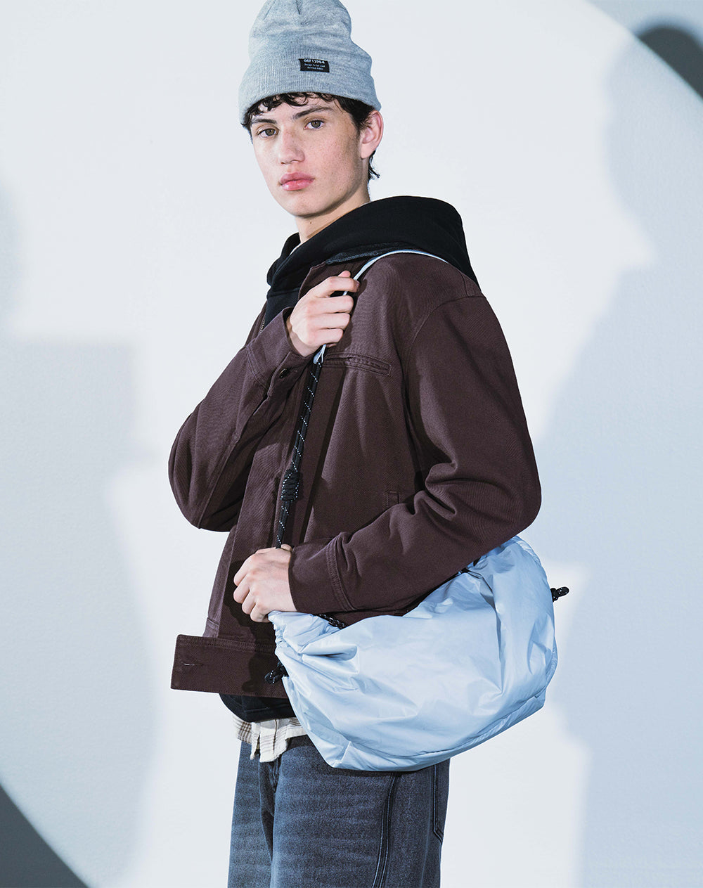 Bolso deportivo tipo hobo gris