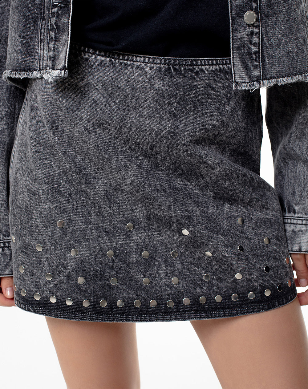 Falda tiro alto denim tachuelas gris mujer