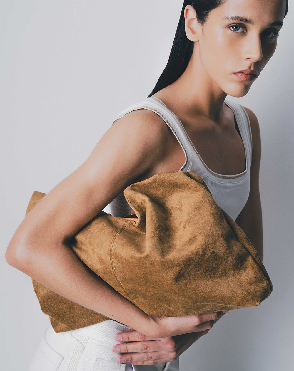 Bolso hobo tipo gamuza café