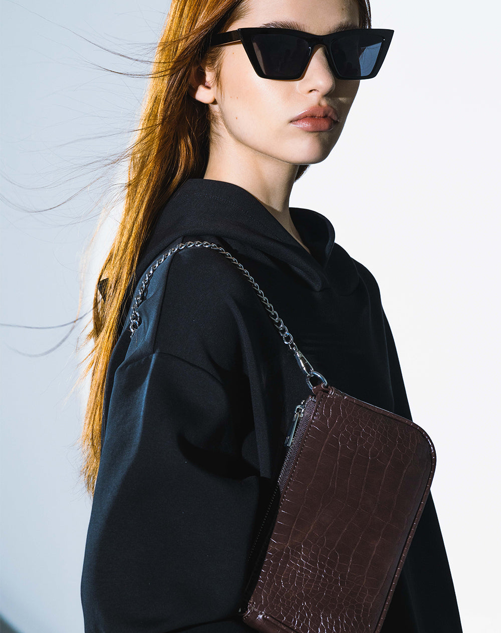 Bolso baguette texturizado café mujer