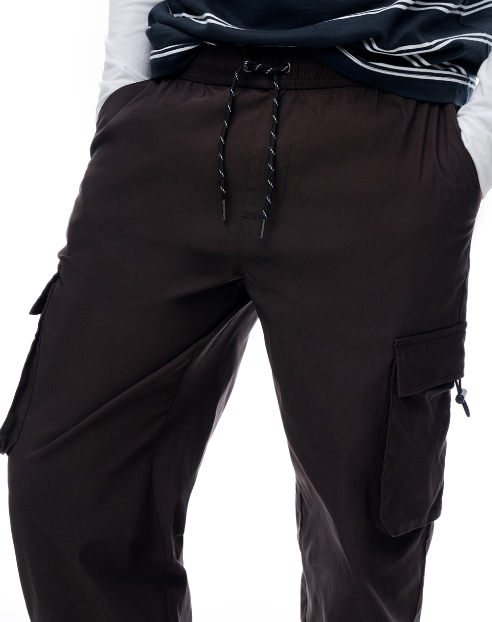 Pantalón regular café hombre