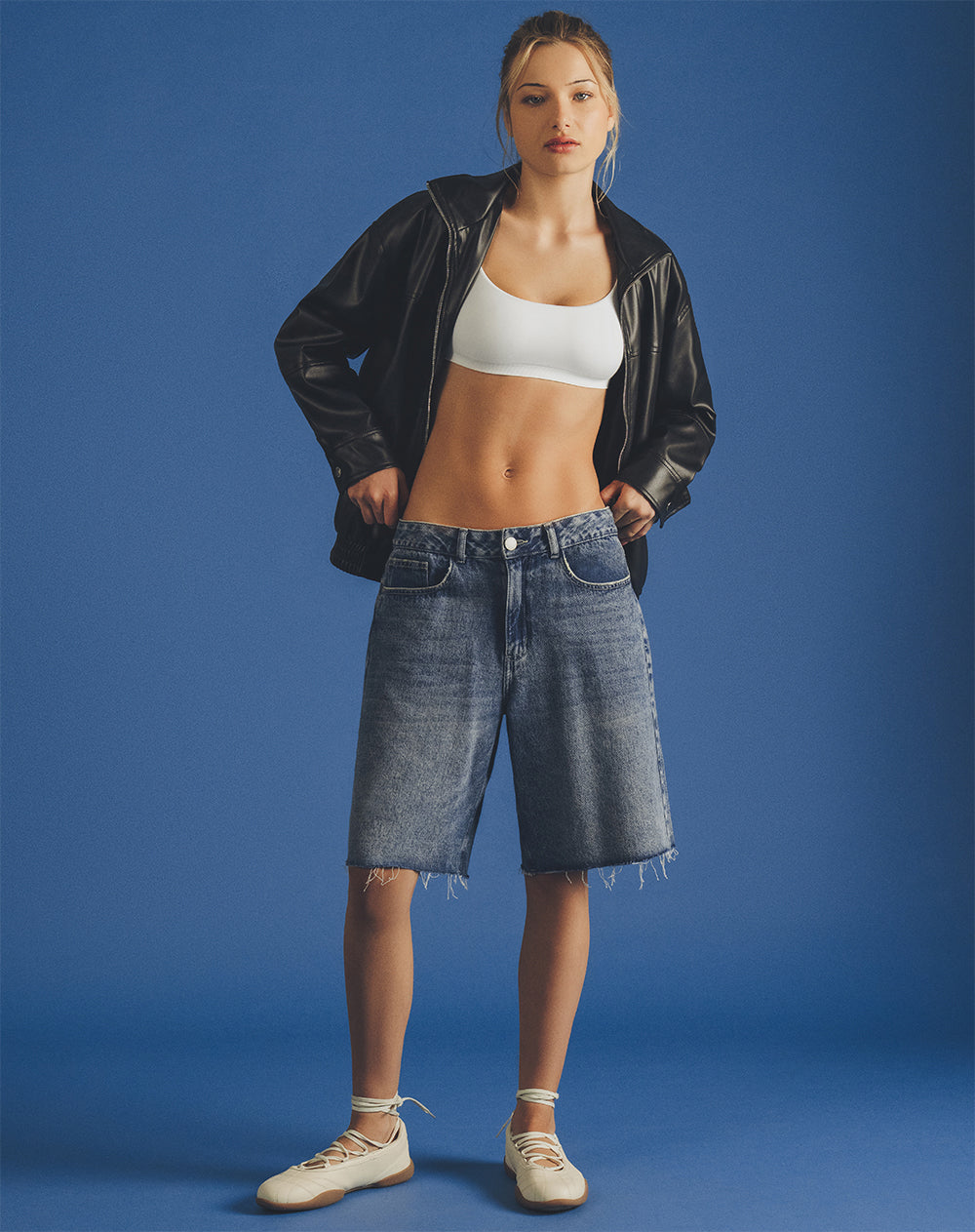 Bermuda regular tiro medio denim índigo medio mujer