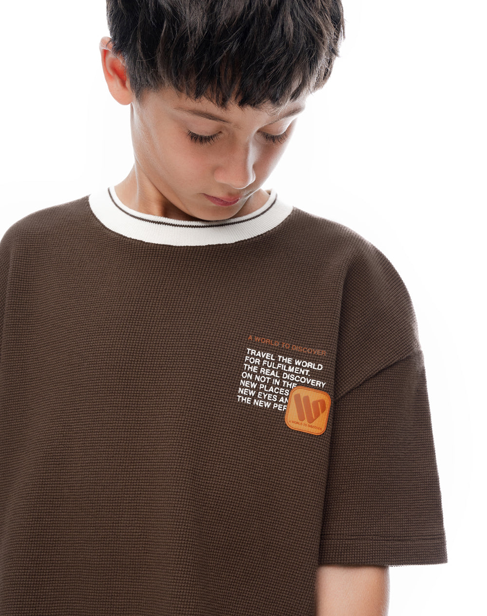 Camiseta regular manga corta café niño