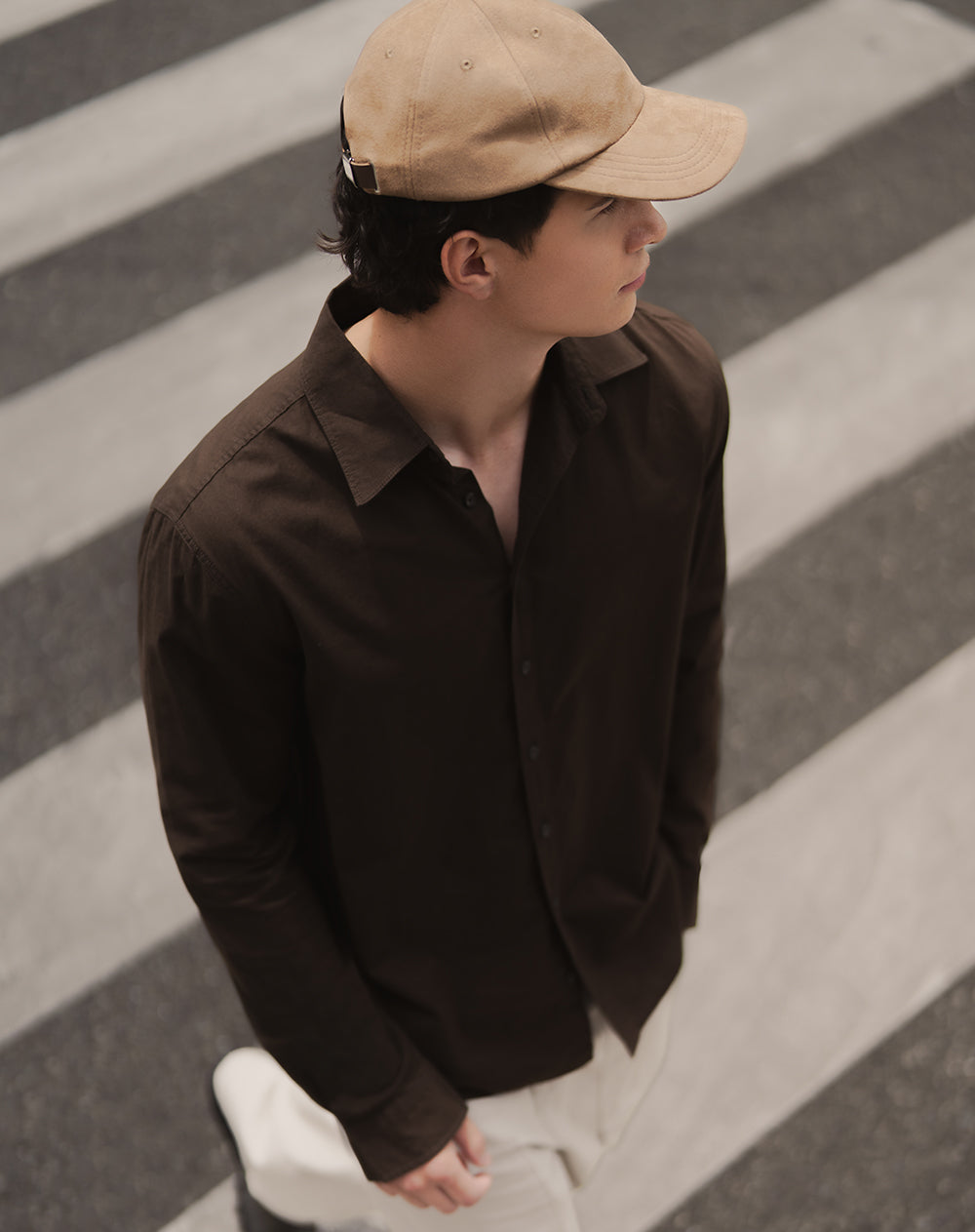 Camisa regular manga larga chocolate hombre