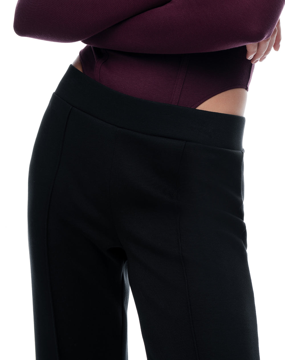 Pantalón tiro medio bota campana negro mujer