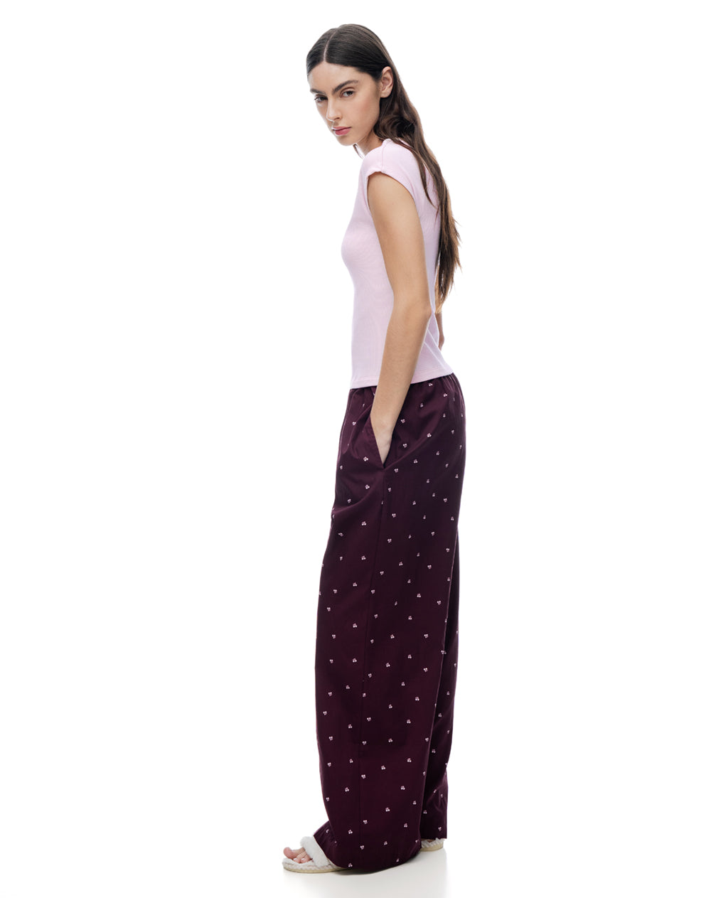 Pantalón regular tiro medio vinotinto estampado mujer