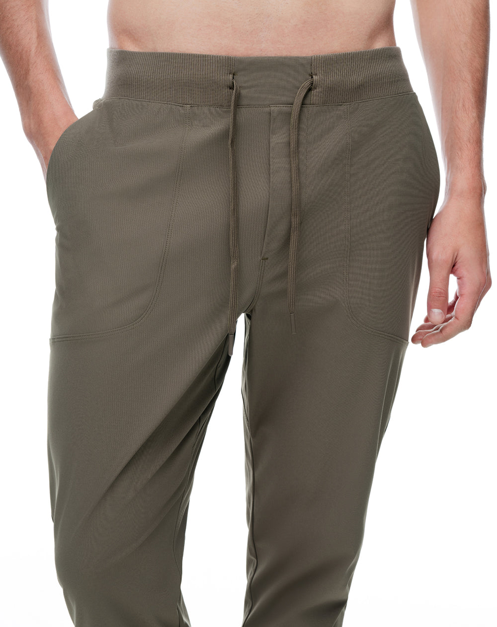 Jogger relaxed tiro medio café hombre