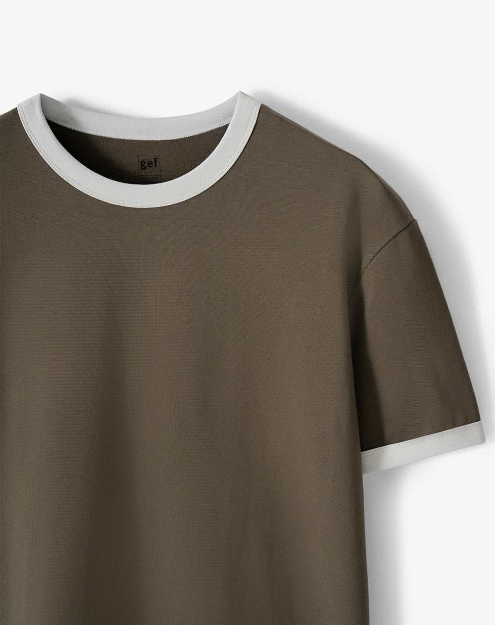 Camiseta regular café hombre