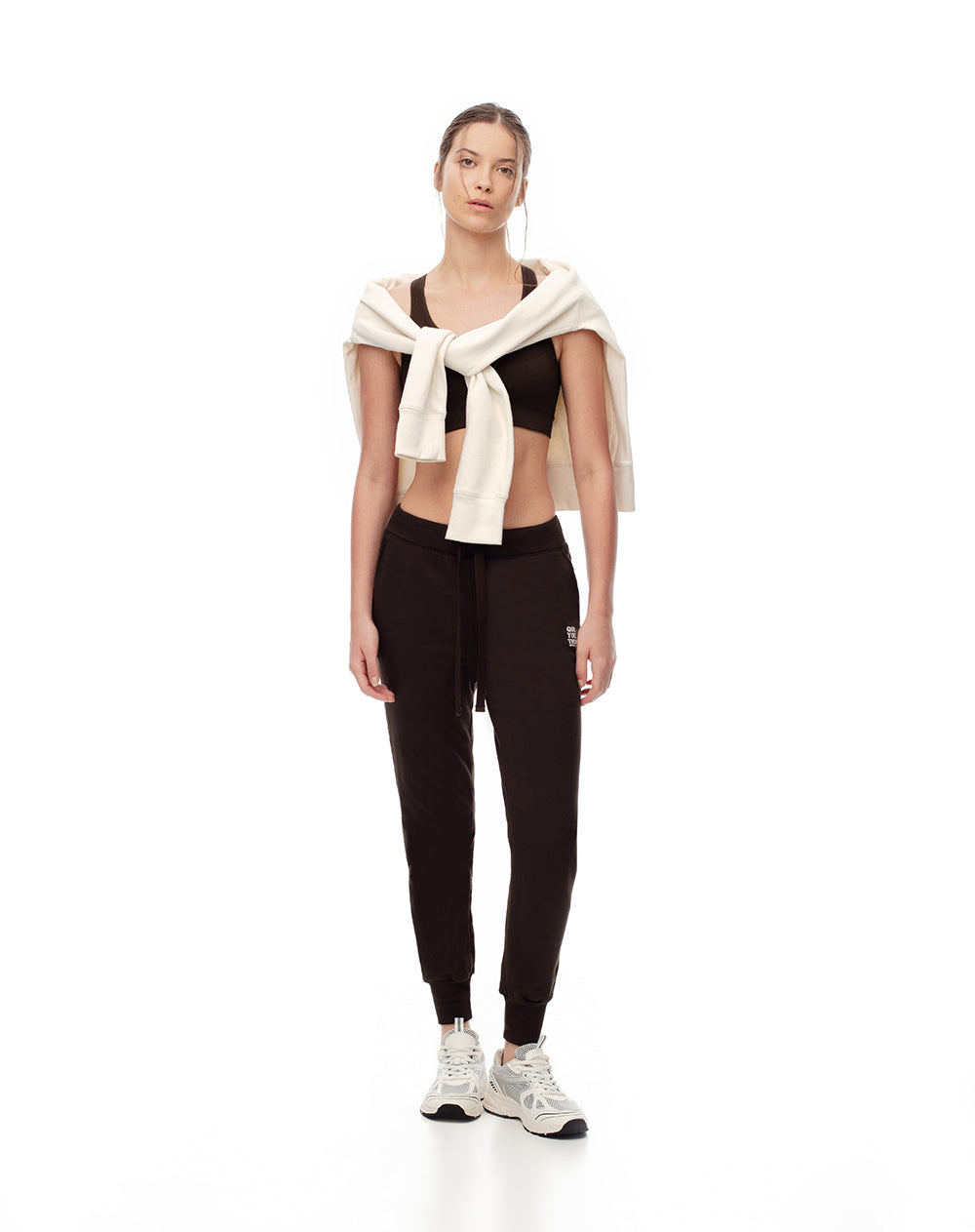 Jogger slim fit tiro medio chocolate