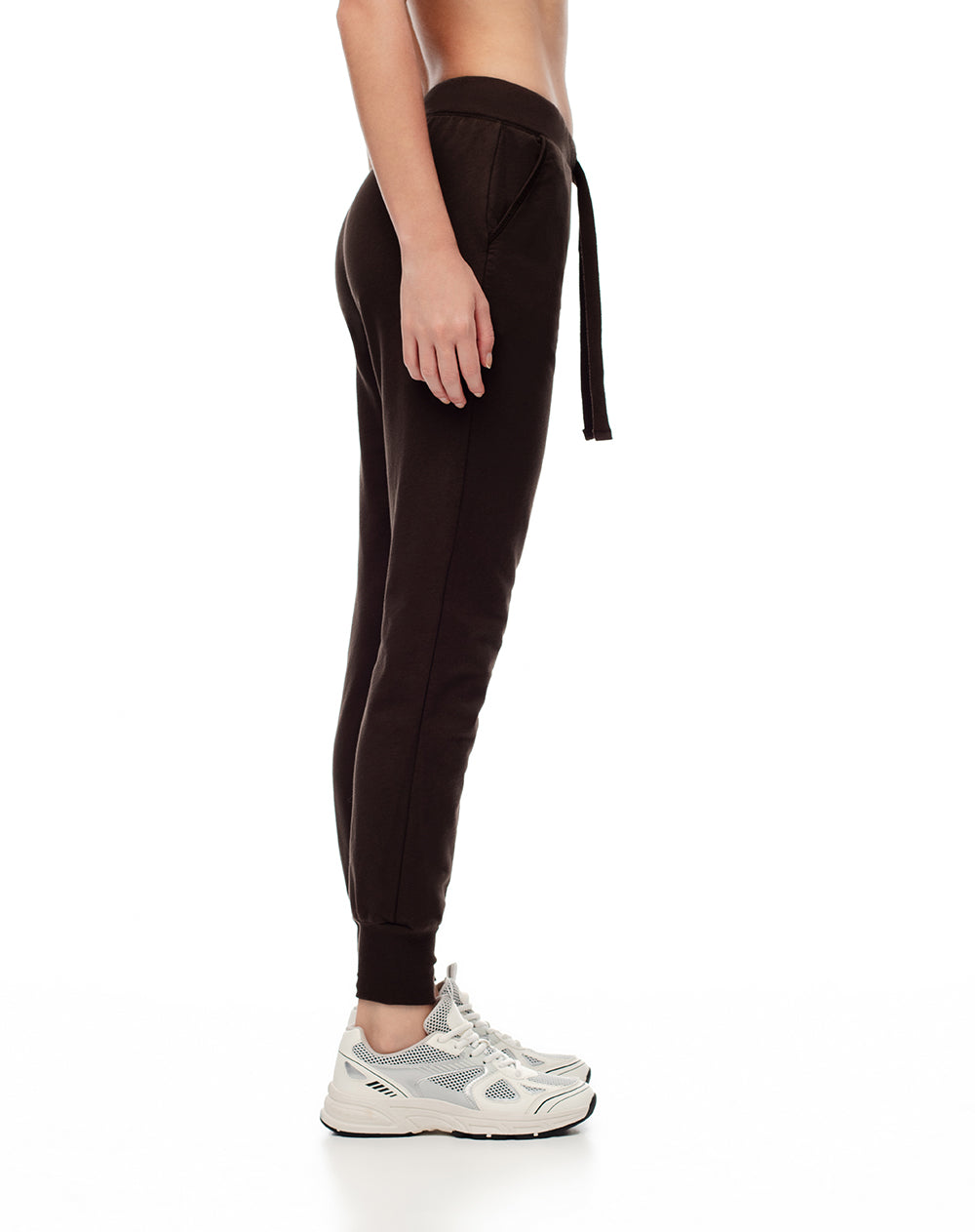 Jogger slim fit tiro medio chocolate