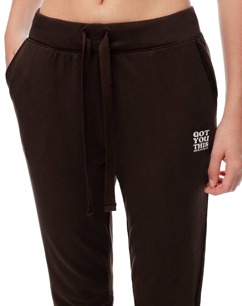 Jogger slim fit tiro medio chocolate