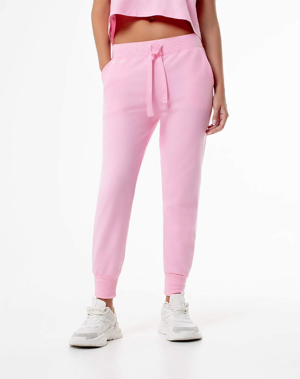 Jogger slim fit tiro medio rosado