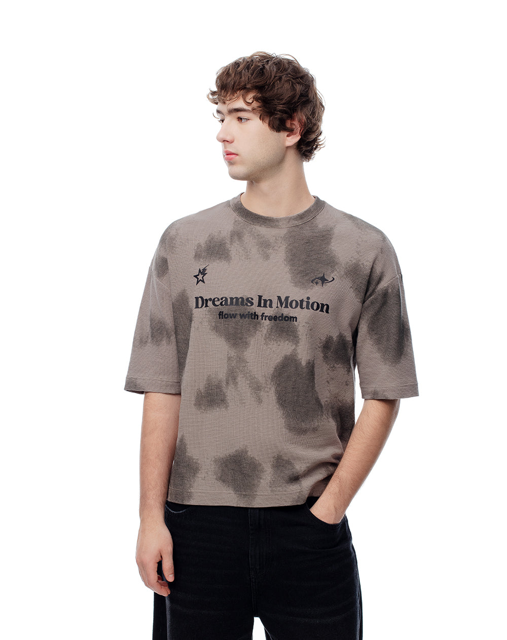 Camiseta regular fit manga corta cafe estampado