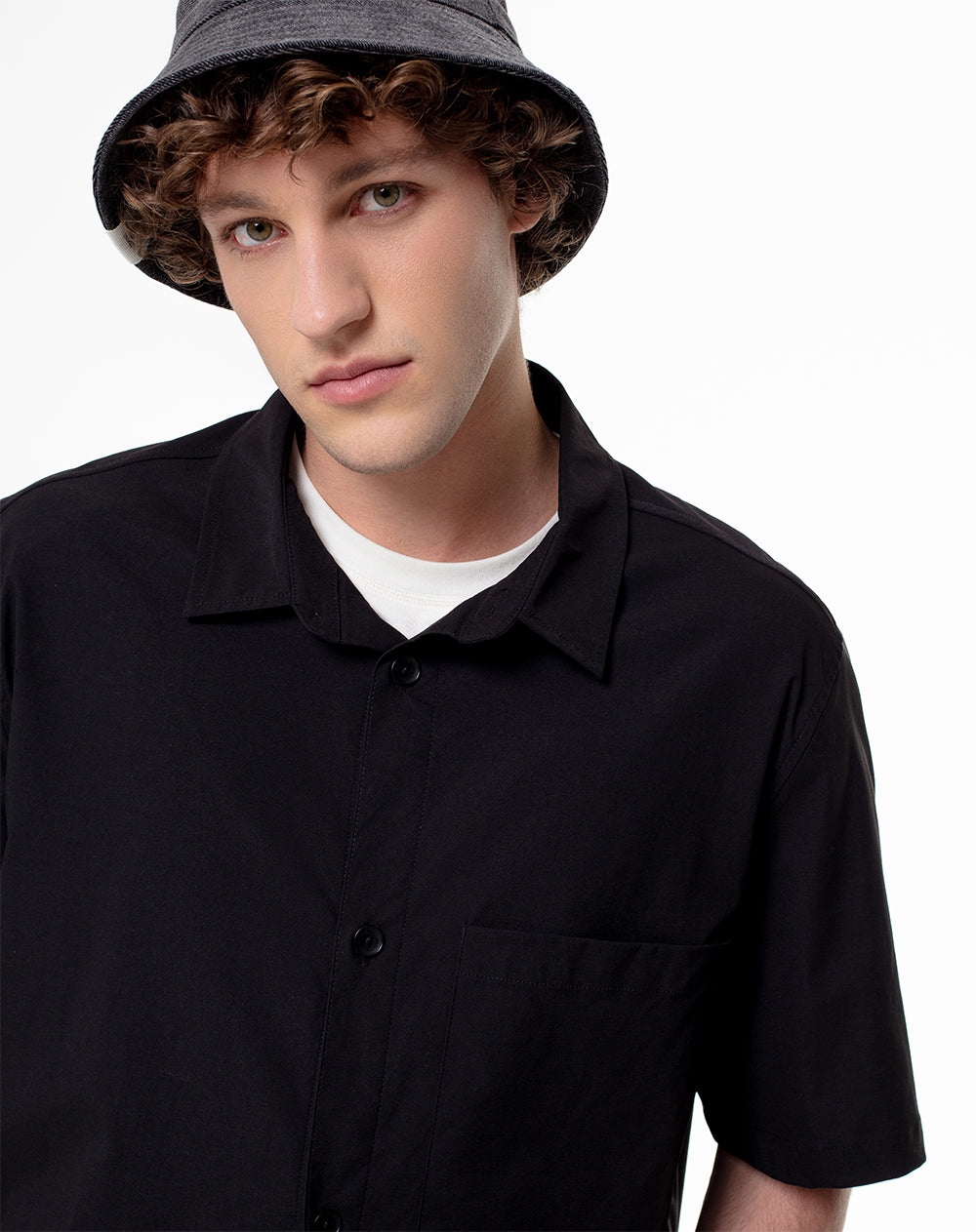 Camisa regular fit manga corta negra