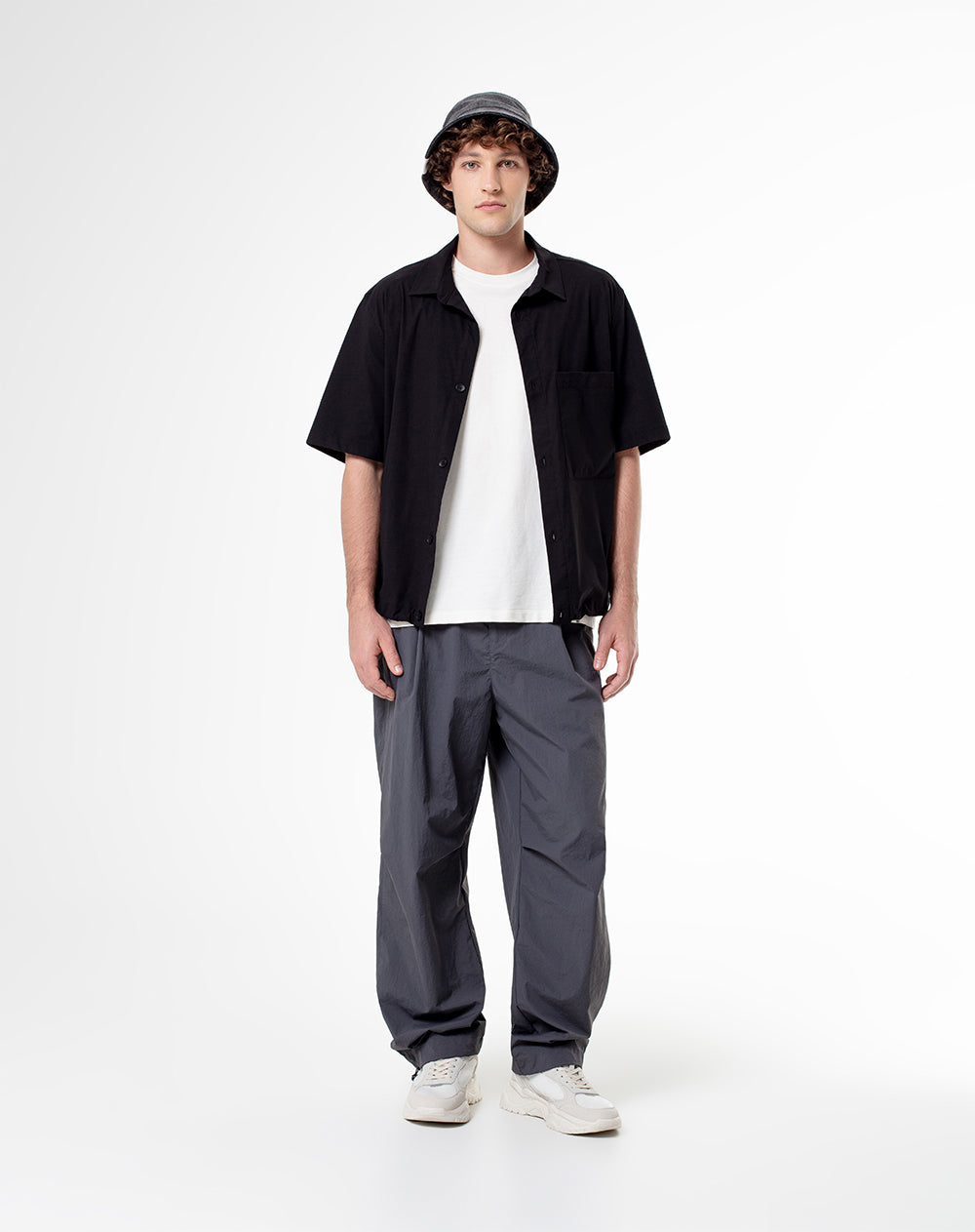 Camisa regular fit manga corta negra