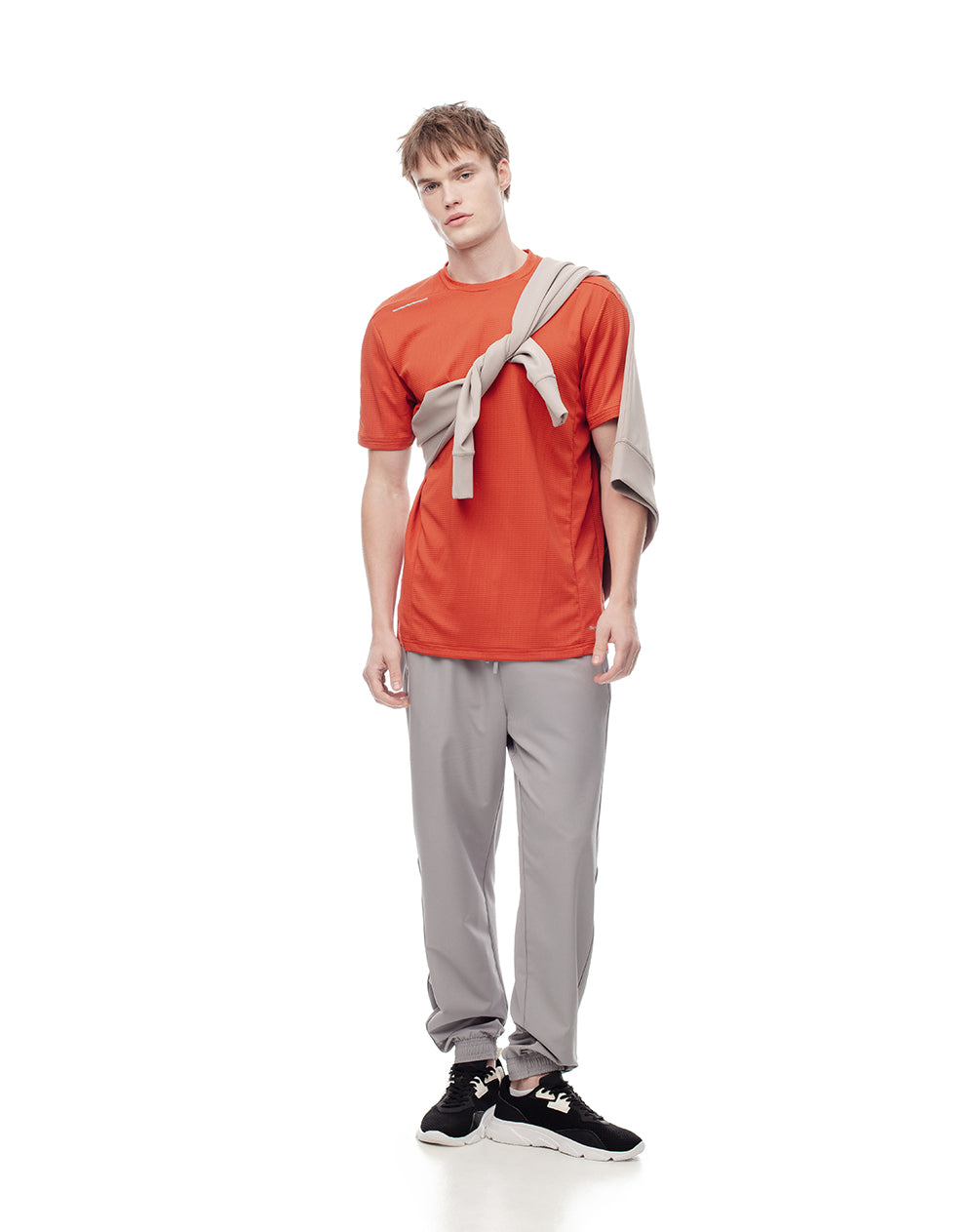 Camiseta deportiva control humedad naranja hombre