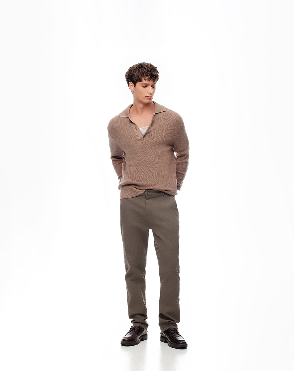Pantalón slim fit tiro medio café