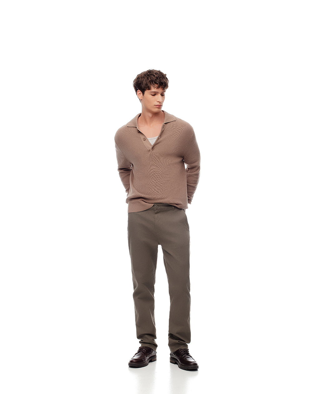 Pantalón slim fit tiro medio café