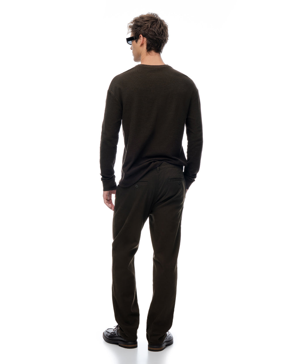 Pantalón slim tiro medio café hombre