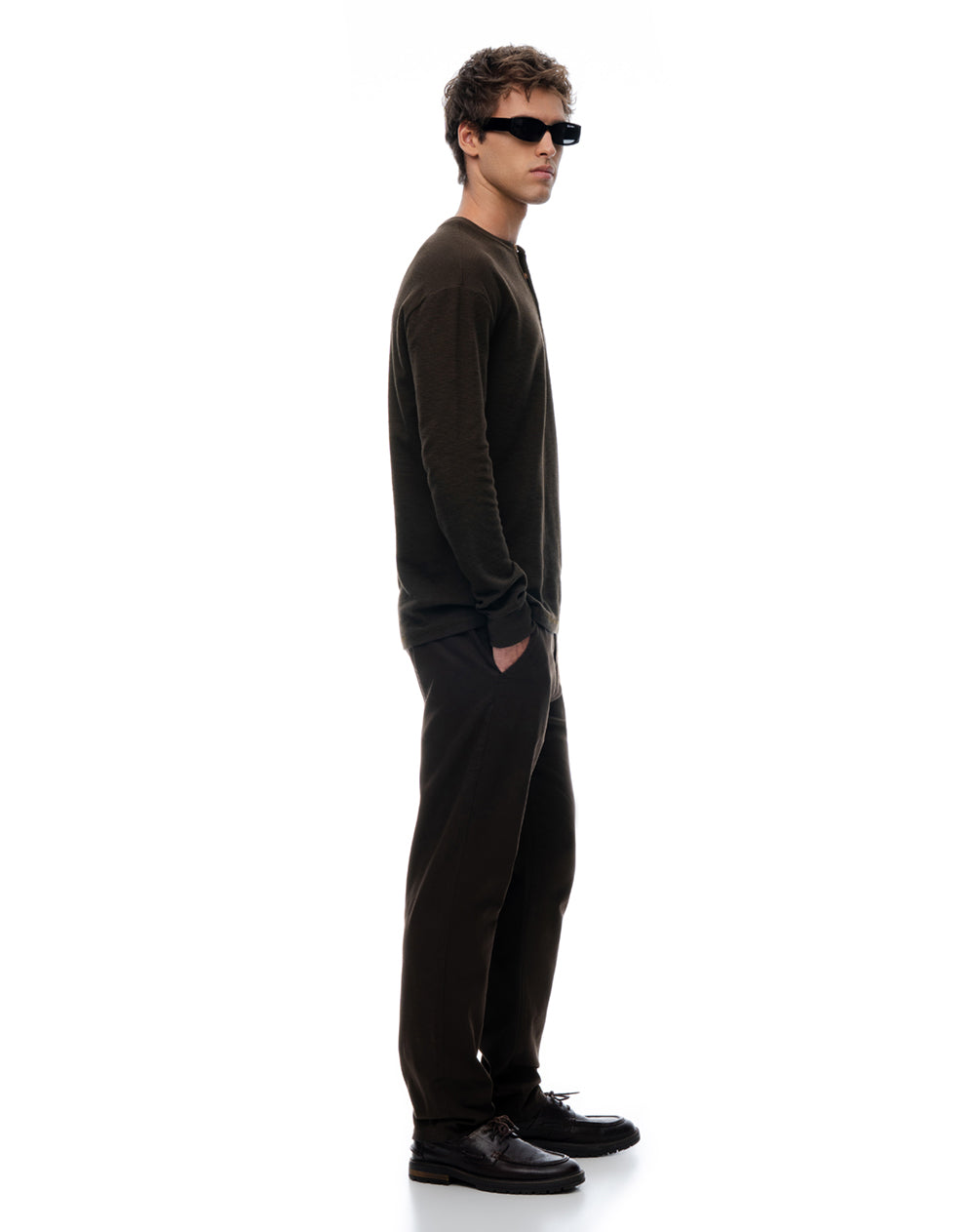 Pantalón slim tiro medio café hombre