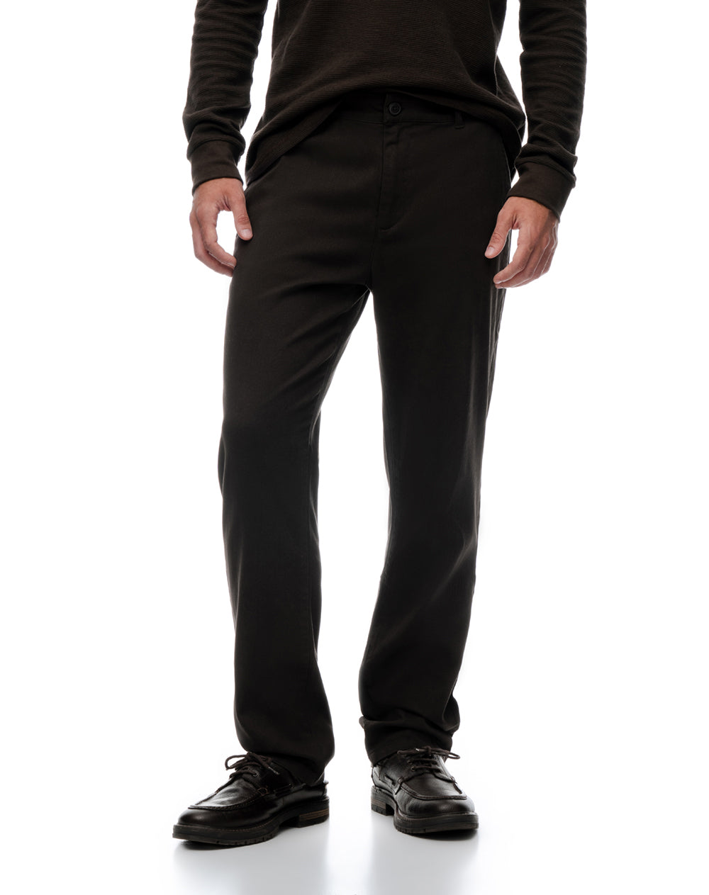 Pantalón slim tiro medio café hombre