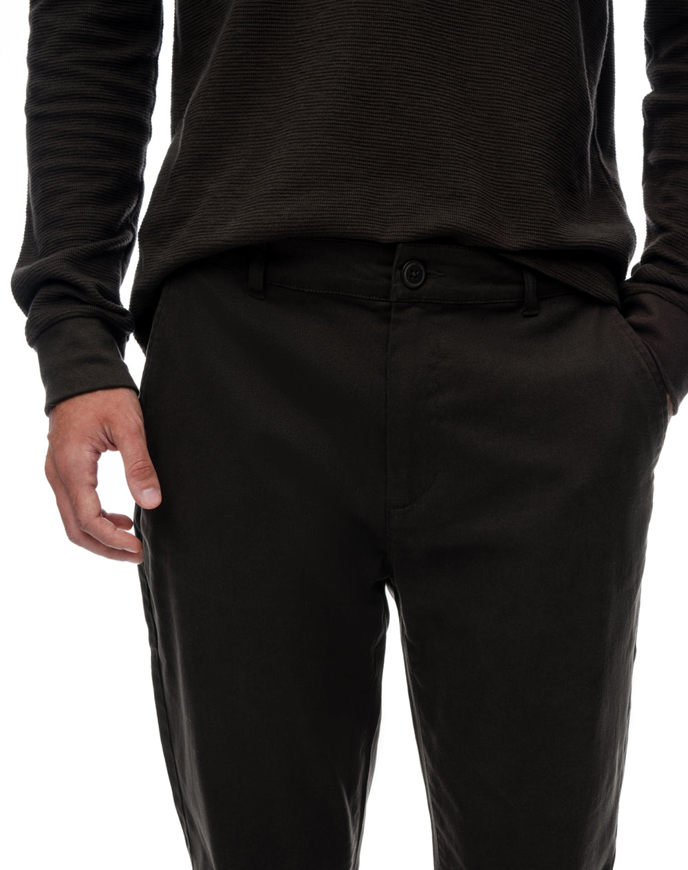 Pantalón slim tiro medio café hombre