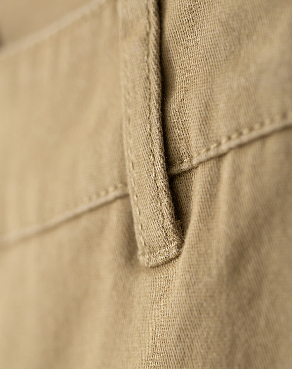 Pantalón slim fit tiro medio khaki