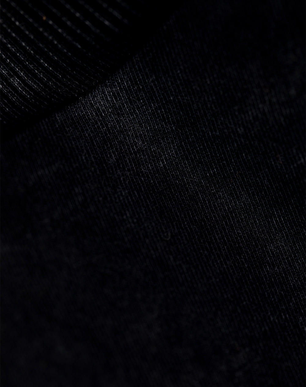 Camiseta regular fit manga corta negra